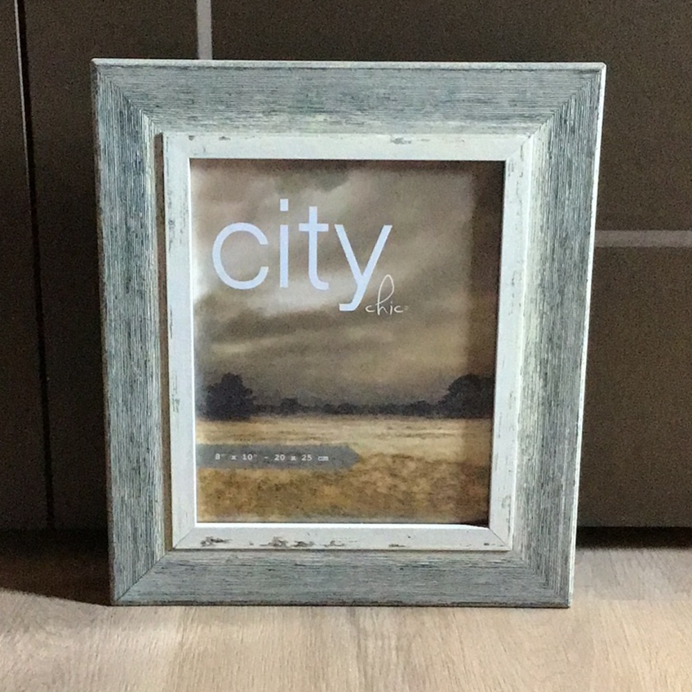 City Chic Rustic White and Gray Frame